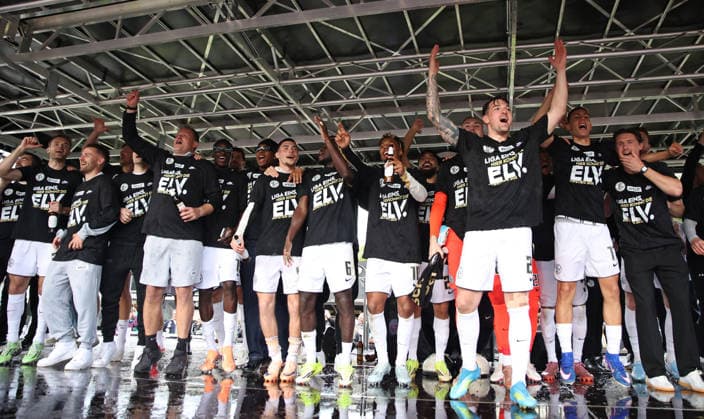 17.05.2026, Fussball, Herren, 2. Bundesliga, Saison 2025 2026, SV 07 Elversberg SC Preußen Münster, Die Mannschaft der SV 07 Elversberg feiert den Aufstieg in die 1. Bundesliga Elversberg Ursapharm-Arena an der Kaiserlinde Saarland Deutschland (DEU) Copyright: xSebastianxBachx