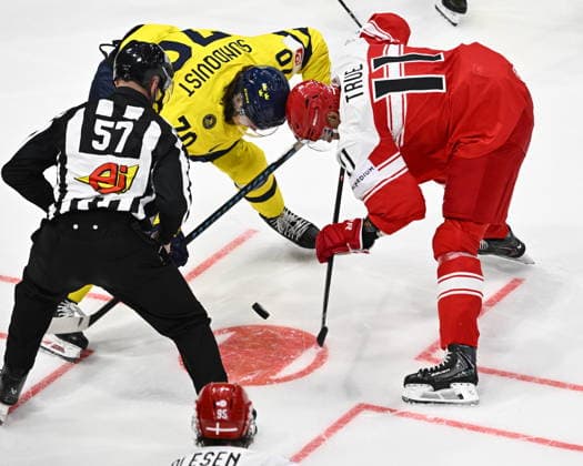 FRIBOURG, SCHWEIZ 20260517 Sveriges Oskar Sundqvist tekar mot Danmarks Alexander True under söndagens match i ishockey-VM mellan Danmark och Sverige pa BCF Arena, Fribourg i Schweiz.