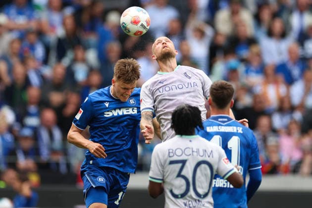 Philipp Hofmann (VfL Bochum, 33) gewinnt den Zweikampf in der Luft gegen Paul Scholl (Karlsruher SC, 15), Karlsruher SC vs. VfL Bochum, 2. Bundesliga, 34. Spieltag, 2025 2026, 17.05.2026, DFL REGULATIONS PROHIBIT ANY USE OF PHOTOGRAPHS AS IMAGE SEQUENCES AND OR QUASI-VIDEO, Karlsruher SC vs. VfL Bochum, 2. Bundesliga, 34. Spieltag, 2025 2026, 17.05.2026 Karlsruhe