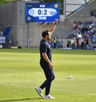 17.05.2026, xhbx, Fussball 2.Bundesliga, SV Darmstadt 98 - SC Paderborn 07 v.l. Trainer Ralf Kettemann (SC Paderborn 07) jubeln jubelt nach Spielende. (DFL DFB REGULATIONS PROHIBIT ANY USE OF PHOTOGRAPHS as IMAGE SEQUENCES and or QUASI-VIDEO) Darmstadt