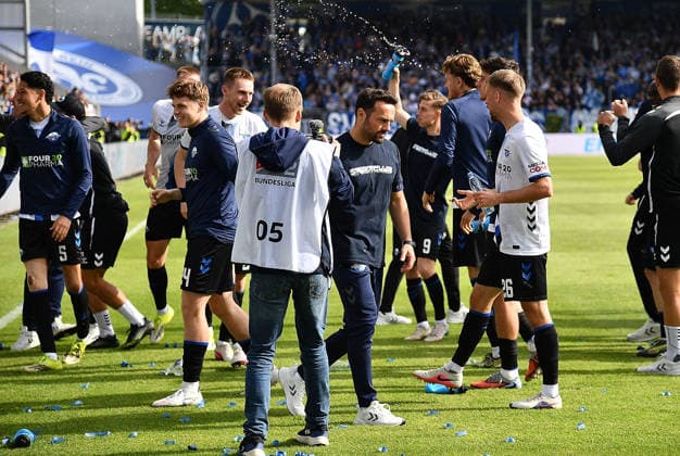 17.05.2026, xhbx, Fussball 2.Bundesliga, SV Darmstadt 98 - SC Paderborn 07 v.l. Mannschaft, Spieler von SC Paderborn 07 jubeln jubelt nach Spielende., Trainer Ralf Kettemann (SC Paderborn 07) (DFL DFB REGULATIONS PROHIBIT ANY USE OF PHOTOGRAPHS as IMAGE SEQUENCES and or QUASI-VIDEO) Darmstadt