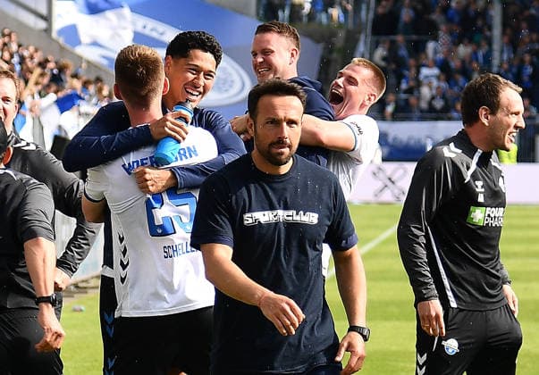 17.05.2026, xhbx, Fussball 2.Bundesliga, SV Darmstadt 98 - SC Paderborn 07 v.l. Mannschaft, Spieler von SC Paderborn 07 jubeln jubelt nach Spielende., Trainer Ralf Kettemann (SC Paderborn 07) (DFL DFB REGULATIONS PROHIBIT ANY USE OF PHOTOGRAPHS as IMAGE SEQUENCES and or QUASI-VIDEO) Darmstadt