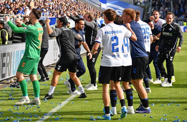 17.05.2026, xhbx, Fussball 2.Bundesliga, SV Darmstadt 98 - SC Paderborn 07 v.l. Mannschaft, Spieler von SC Paderborn 07 jubeln jubelt nach Spielende., Trainer Ralf Kettemann (SC Paderborn 07) (DFL DFB REGULATIONS PROHIBIT ANY USE OF PHOTOGRAPHS as IMAGE SEQUENCES and or QUASI-VIDEO) Darmstadt