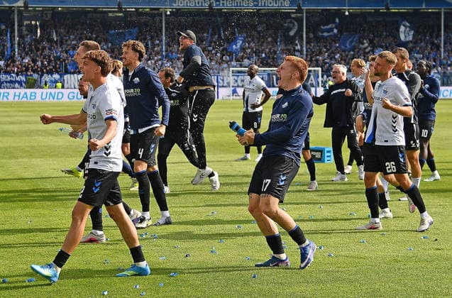 17.05.2026, xhbx, Fussball 2.Bundesliga, SV Darmstadt 98 - SC Paderborn 07 v.l. Mannschaft, Spieler von SC Paderborn 07 jubeln jubelt nach Spielende., (DFL DFB REGULATIONS PROHIBIT ANY USE OF PHOTOGRAPHS as IMAGE SEQUENCES and or QUASI-VIDEO) Darmstadt