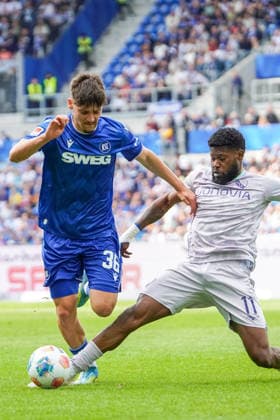 17.05.2026, xdaymx, Fussball 2.Bundesliga, Karlsruher SC - VfL Bochum, Rafael Pinto Pedrosa (Karlsruher SC) und Moritz-Broni Kwarteng (VfL Bochum) im Zweikampf (DFL DFB REGULATIONS PROHIBIT ANY USE OF PHOTOGRAPHS as IMAGE SEQUENCES and or QUASI-VIDEO) Karlsruhe