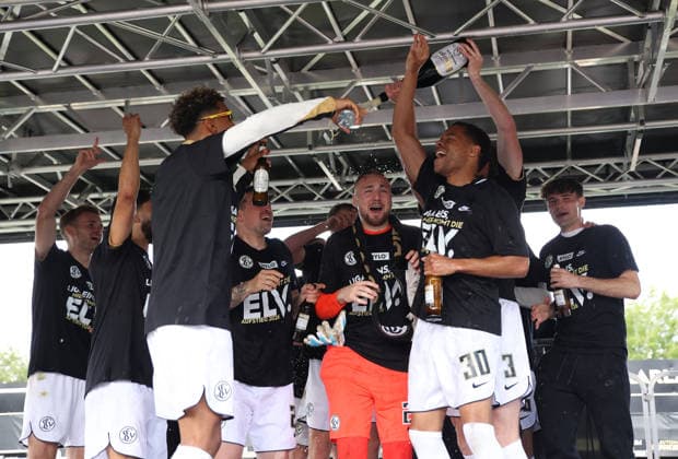 17.05.2026, Fussball, Herren, 2. Bundesliga, Saison 2025 2026, SV 07 Elversberg SC Preußen Münster, Die Mannschaft der SV 07 Elversberg feiert den Aufstieg in die 1. Bundesliga, Bambase Conte (SV 07 Elversberg), Nicolas Kristof (SV 07 Elversberg), Jan Gyamerah (SV 07 Elversberg) Elversberg Ursapharm-Arena an der Kaiserlinde Saarland Deutschland (DEU) Copyright: xSebastianxBachx