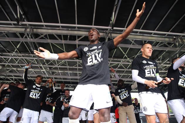 17.05.2026, Fussball, Herren, 2. Bundesliga, Saison 2025 2026, SV 07 Elversberg SC Preußen Münster, Die Mannschaft der SV 07 Elversberg feiert den Aufstieg in die 1. Bundesliga, David Mokwa (SV 07 Elversberg) Elversberg Ursapharm-Arena an der Kaiserlinde Saarland Deutschland (DEU) Copyright: xSebastianxBachx