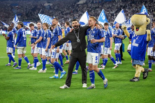 17.05.2026, Fußball, FC Schalke 04 - Eintracht Braunschweig, 34. Spieltag, 2. Fußball Bundesliga, Veltins-Arena Gelsenkirchen, Saison 2025 2026: Schalke 04 ist Meister der 2. Bundesliga. Die Mannschaft gewinnt die Meisterschaft und steht jubelnd auf dem Spielfeld. Freude und Emotionen nach dem Sieg. Cheftrainer Miron Muslic (Schalke04) jubelnd neben Timo Becker (Schalke04 05) DFB regulations prohibit any use of photographs as image sequences and or quasi-video. Nordrhein-Westfalen Deutschland