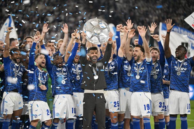 Der FC Schalke 04 feiert die Meisterschaft in der 2. Bundesliga, Trainer Miron Muslic (FC Schalke 04) mit der Meisterschale, rechts daneben Kenan Karaman (FC Schalke 04) 17.05.2026, Fussball 2. Bundesliga, Saison 2025 2026, 34. Spieltag, FC Schalke 04 - Eintracht Braunschweig DFL regulations prohibit any use of photographs as image sequences and or quasi-video Gelsenkirchen Veltins Arena Nordrhein Westfalen Deutschland