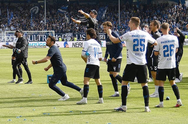 17.05.2026, xhbx, Fussball 2.Bundesliga, SV Darmstadt 98 - SC Paderborn 07 v.l. Trainer Ralf Kettemann (SC Paderborn 07) jubeln jubelt nach Spielende als das Ergebnis von Nürnberg kam. (DFL DFB REGULATIONS PROHIBIT ANY USE OF PHOTOGRAPHS as IMAGE SEQUENCES and or QUASI-VIDEO) Darmstadt