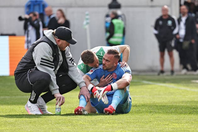 Florian Kastenmeier, Fortuna, getröstet von Dennis Srbeny, Fürth (Mitte), im Rückrundenspiel der Saison 2025 2026 zwischen SpVgg Greuther Fürth und Fortuna Düsseldorf (3:0) in Fürth; 17 05 2026; -