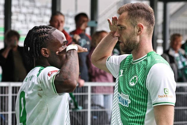 Noel Futkeu und Dennis Srbeny, Fürth, nach einem Tor im Rückrundenspiel der Saison 2025 2026 zwischen SpVgg Greuther Fürth und Fortuna Düsseldorf (3:0) in Fürth; 17 05 2026; -