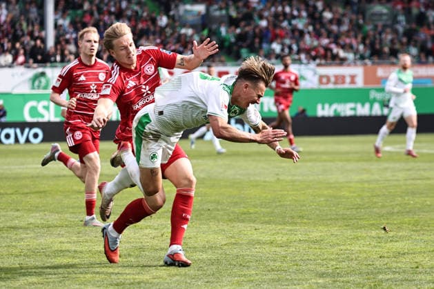 Felix Klaus, Fürth (gefoult von Jesper Norman Daland), im Rückrundenspiel der Saison 2025 2026 zwischen SpVgg Greuther Fürth und Fortuna Düsseldorf (3:0) in Fürth; 17 05 2026; -