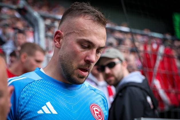 Florian Kastenmeier 33 (Fortuna Duesseldorf) bei den Fans nach dem Abstieg, SpVgg Greuther Fuerth vs. Fortuna Duesseldorf, Fussball, Maenner, 2. Bundesliga, DFL, Saison 2025 2026, 34. Spieltag, Rueckrunde, 17.05.2026 DFB regulations prohibit any use of photographs as image sequences and or quasi-video Fuerth Bayern Deutschland