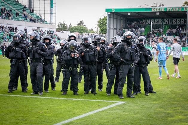 Florian Kastenmeier 33 (Fortuna Duesseldorf) geht von den Fans zurueck, die Polizei schirmt den Platz ab, SpVgg Greuther Fuerth vs. Fortuna Duesseldorf, Fussball, Maenner, 2. Bundesliga, DFL, Saison 2025 2026, 34. Spieltag, Rueckrunde, 17.05.2026 DFB regulations prohibit any use of photographs as image sequences and or quasi-video Fuerth Bayern Deutschland