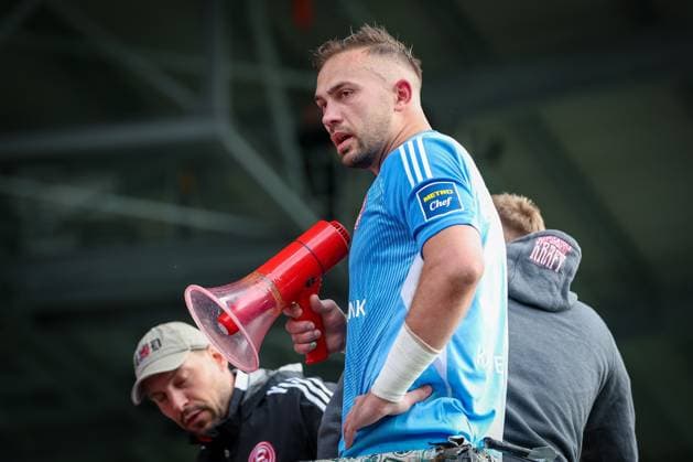 Florian Kastenmeier 33 (Fortuna Duesseldorf) redet mit den Fans nach dem Abstieg, SpVgg Greuther Fuerth vs. Fortuna Duesseldorf, Fussball, Maenner, 2. Bundesliga, DFL, Saison 2025 2026, 34. Spieltag, Rueckrunde, 17.05.2026 DFB regulations prohibit any use of photographs as image sequences and or quasi-video Fuerth Bayern Deutschland