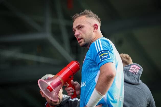 Florian Kastenmeier 33 (Fortuna Duesseldorf) redet mit den Fans nach dem Abstieg, SpVgg Greuther Fuerth vs. Fortuna Duesseldorf, Fussball, Maenner, 2. Bundesliga, DFL, Saison 2025 2026, 34. Spieltag, Rueckrunde, 17.05.2026 DFB regulations prohibit any use of photographs as image sequences and or quasi-video Fuerth Bayern Deutschland