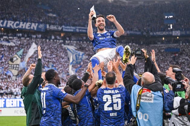 17.05.2026, Fussball, 2. Bundesliga, Saison 2025 2026, 34. Spieltag, FC Schalke 04 - Eintracht Braunschweig, Kenan Karaman (FC Schalke 04) wird Player of the saison und wird mit der Trophäe hochgeworfen, xRHR-FOTO YYx *** 17 05 2026, Soccer, 2 Bundesliga, Season 2025 2026, Matchday 34, FC Schalke 04 Eintracht Braunschweig, Kenan Karaman FC Schalke 04 becomes player of the season and is tossed up with the trophy, xRHR PHOTO YYx Copyright: KROEGER RHR-FOTOx RHR-FOTO YY