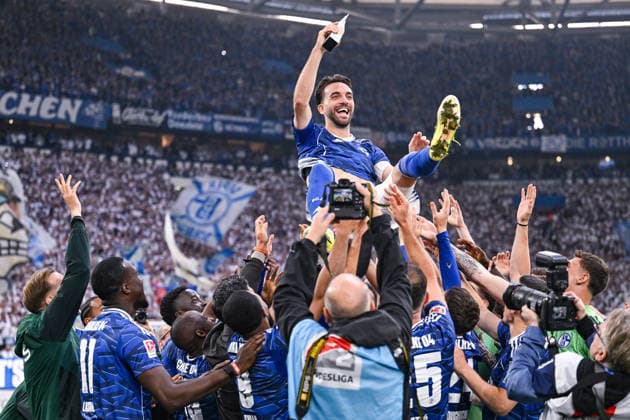 17.05.2026, Fussball, 2. Bundesliga, Saison 2025 2026, 34. Spieltag, FC Schalke 04 - Eintracht Braunschweig, Kenan Karaman (FC Schalke 04) wird Player of the saison und wird mit der Trophäe hochgeworfen, xRHR-FOTO YYx *** 17 05 2026, Soccer, 2 Bundesliga, Season 2025 2026, Matchday 34, FC Schalke 04 Eintracht Braunschweig, Kenan Karaman FC Schalke 04 becomes player of the season and is tossed up with the trophy, xRHR PHOTO YYx Copyright: KROEGER RHR-FOTOx RHR-FOTO YY