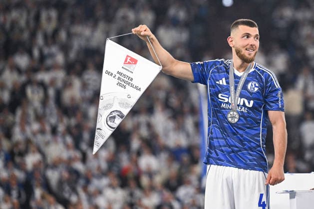 17.05.2026, Fussball, 2. Bundesliga, Saison 2025 2026, 34. Spieltag, FC Schalke 04 - Eintracht Braunschweig, Hasan Kurucay (FC Schalke 04) mit dem Meisterwimpel xRHR-FOTO YYx