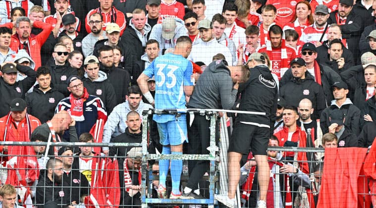 17.05.2026 - Fussball - Saison 2025 2026 - 2. Fussball - Bundesliga - 34. Spieltag: SpVgg Greuther Fürth ( Kleeblatt ) - Fortuna Düsseldorf - Sportfoto Zink MeZi - xmexzix - DFL regulations prohibit any use of photographs as image sequences and or quasi-video - only for editorial use - Florian Kastenmeier (33, Fortuna Düsseldorf F95 ) nach Spielende bei Fans Fanblock