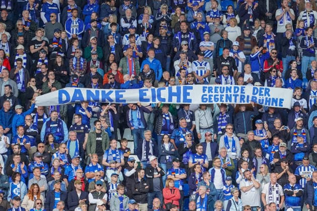17.05.2026, xdaymx, Fussball 2.Bundesliga, Karlsruher SC - VfL Bochum, Spruchband für den Trainer Christian Eichner, der sein letztes Spiel absolviert hat. (DFL DFB REGULATIONS PROHIBIT ANY USE OF PHOTOGRAPHS as IMAGE SEQUENCES and or QUASI-VIDEO) Karlsruhe