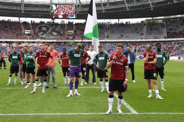 17.05.2026, xtgx, Fussball 2.Bundesliga, Hannover 96 - 1.FC Nürnberg v.l. Spieler von Hannover Enttäuscht, traurig, frustriert, ratlos, (DFL DFB REGULATIONS PROHIBIT ANY USE OF PHOTOGRAPHS as IMAGE SEQUENCES and or QUASI-VIDEO) Hannover