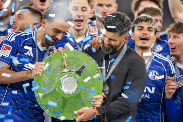 17.05.2026, Fußball, FC Schalke 04 - Eintracht Braunschweig, 34. Spieltag, 2. Fußball Bundesliga, Veltins-Arena Gelsenkirchen, Saison 2025 2026: Schalke 04 ist Meister der 2. Bundesliga. Die Mannschaft gewinnt die Meisterschaft und steht jubelnd auf dem Spielfeld. Freude und Emotionen nach dem Sieg. Kenan Karaman (Schalke04 19) (Mitte) mit der Meisterschale bei der Siegerehrung neben Cheftrainer Miron Muslic (Schalke04) DFB regulations prohibit any use of photographs as image sequences and or quasi-video. Nordrhein-Westfalen Deutschland