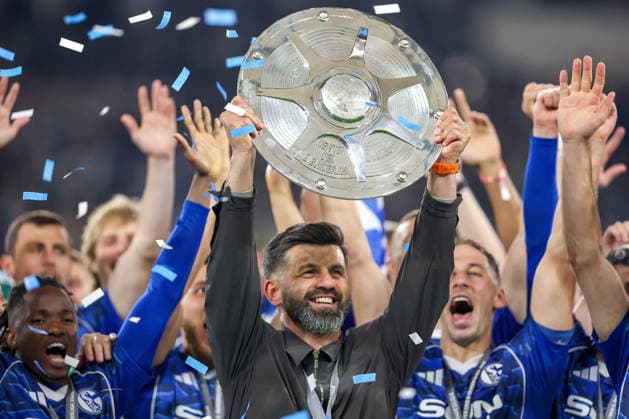 17.05.2026, Fußball, FC Schalke 04 - Eintracht Braunschweig, 34. Spieltag, 2. Fußball Bundesliga, Veltins-Arena Gelsenkirchen, Saison 2025 2026: Schalke 04 ist Meister der 2. Bundesliga. Die Mannschaft gewinnt die Meisterschaft und steht jubelnd auf dem Spielfeld. Freude und Emotionen nach dem Sieg. Cheftrainer Miron Muslic (Schalke04) (Mitte) mit der Meisterschale bei der Siegerehrung DFB regulations prohibit any use of photographs as image sequences and or quasi-video. Nordrhein-Westfalen Deutschland