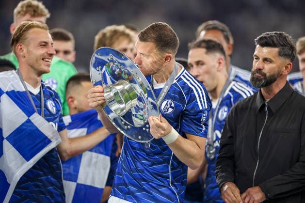 17.05.2026, Fußball, FC Schalke 04 - Eintracht Braunschweig, 34. Spieltag, 2. Fußball Bundesliga, Veltins-Arena Gelsenkirchen, Saison 2025 2026: Schalke 04 ist Meister der 2. Bundesliga. Die Mannschaft gewinnt die Meisterschaft und steht jubelnd auf dem Spielfeld. Freude und Emotionen nach dem Sieg. Edin Dzeko (Schalke04 10) (Mitte) mit der Meisterschale bei der Siegerehrung neben Cheftrainer Miron Muslic (Schalke04) DFB regulations prohibit any use of photographs as image sequences and or quasi-video. Nordrhein-Westfalen Deutschland