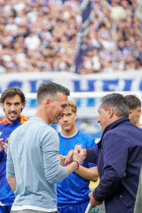 17.05.2026, xdaymx, Fussball 2.Bundesliga, Karlsruher SC - VfL Bochum, Trainer Christian Eichner im Mannschaftskreis nach dem Schlusspfiff bei seiner Verabschiedung.(DFL DFB REGULATIONS PROHIBIT ANY USE OF PHOTOGRAPHS as IMAGE SEQUENCES and or QUASI-VIDEO) Karlsruhe