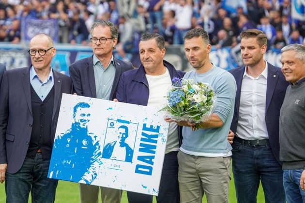17.05.2026, xdaymx, Fussball 2.Bundesliga, Karlsruher SC - VfL Bochum, Trainer Christian Eichner nach dem Schlusspfiff bei seiner Verabschiedung mit der Vereinsführung. (DFL DFB REGULATIONS PROHIBIT ANY USE OF PHOTOGRAPHS as IMAGE SEQUENCES and or QUASI-VIDEO) Karlsruhe