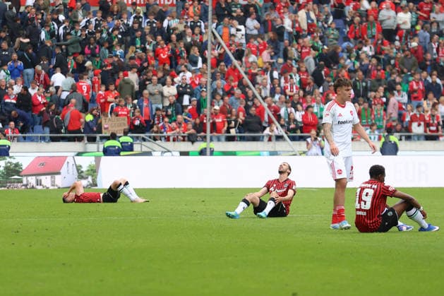 17.05.2026, xtgx, Fussball 2.Bundesliga, Hannover 96 - 1.FC Nürnberg v.l. Spieler von Hannover Enttäuscht, traurig, frustriert, ratlos, (DFL DFB REGULATIONS PROHIBIT ANY USE OF PHOTOGRAPHS as IMAGE SEQUENCES and or QUASI-VIDEO) Hannover