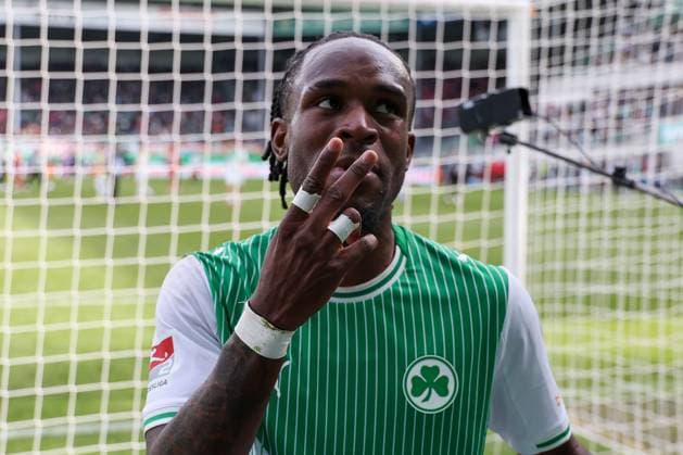 Noel Futkeu 9 (Spvgg Greuther Fuerth) spricht mit den Fans nach Erreichen der Relegation, SpVgg Greuther Fuerth vs. Fortuna Duesseldorf, Fussball, Maenner, 2. Bundesliga, DFL, Saison 2025 2026, 34. Spieltag, Rueckrunde, 17.05.2026 DFB regulations prohibit any use of photographs as image sequences and or quasi-video Fuerth Bayern Deutschland
