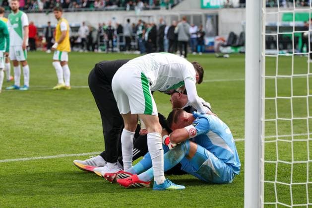Branimir Hrgota 10 (Spvgg Greuther Fuerth) troestet den weinenden Florian Kastenmeier 33 (Fortuna Duesseldorf) nach dem Abstieg der Fortuna, SpVgg Greuther Fuerth vs. Fortuna Duesseldorf, Fussball, Maenner, 2. Bundesliga, DFL, Saison 2025 2026, 34. Spieltag, Rueckrunde, 17.05.2026 DFB regulations prohibit any use of photographs as image sequences and or quasi-video Fuerth Bayern Deutschland