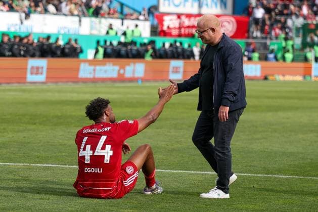 Cheftrainer Heiko Vogel (Spvgg Greuther Fuerth) troestet Elias Egouli 44 (Fortuna Duesseldorf) nach dem Spiel, SpVgg Greuther Fuerth vs. Fortuna Duesseldorf, Fussball, Maenner, 2. Bundesliga, DFL, Saison 2025 2026, 34. Spieltag, Rueckrunde, 17.05.2026 DFB regulations prohibit any use of photographs as image sequences and or quasi-video Fuerth Bayern Deutschland