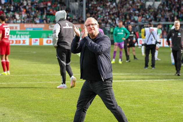 Cheftrainer Heiko Vogel (Spvgg Greuther Fuerth) zufrieden bei den Fans nach dem Erreichen der Relegation, SpVgg Greuther Fuerth vs. Fortuna Duesseldorf, Fussball, Maenner, 2. Bundesliga, DFL, Saison 2025 2026, 34. Spieltag, Rueckrunde, 17.05.2026 DFB regulations prohibit any use of photographs as image sequences and or quasi-video Fuerth Bayern Deutschland