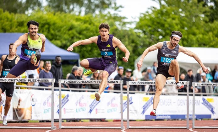 35. Internationales Läufermeeting; Pliezhausen, 17.05.2026 Im Fokus über der Hürde: Owe Fischer-Breiholz (GER Königsteiner LV) im 300m-Hürdenrennen der Männer; 35. Internationales Läufermeeting am 17.05.2026 im Schönbuchstadion in Pliezhausen (Baden-Württemberg). Copyright: xBEAUTIFULxSPORTS R.xSchmittx