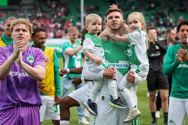 Silas Joel Pruefrock 43 (Spvgg Greuther Fuerth), Branimir Hrgota 10 (Spvgg Greuther Fuerth) mit Kindern jubeln mit den Fans nach dem Erreichen der Relegation, SpVgg Greuther Fuerth vs. Fortuna Duesseldorf, Fussball, Maenner, 2. Bundesliga, DFL, Saison 2025 2026, 34. Spieltag, Rueckrunde, 17.05.2026 DFB regulations prohibit any use of photographs as image sequences and or quasi-video Fuerth Bayern Deutschland