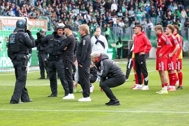 Cheftrainer Alexander Ende (Fortuna Duesseldorf) redet mit den Polizeikraeften nach Spielende, SpVgg Greuther Fuerth vs. Fortuna Duesseldorf, Fussball, Maenner, 2. Bundesliga, DFL, Saison 2025 2026, 34. Spieltag, Rueckrunde, 17.05.2026 DFB regulations prohibit any use of photographs as image sequences and or quasi-video Fuerth Bayern Deutschland
