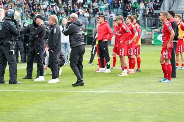 Cheftrainer Alexander Ende (Fortuna Duesseldorf) redet mit den Polizeikraeften nach Spielende, die das Spielfeld absichern, SpVgg Greuther Fuerth vs. Fortuna Duesseldorf, Fussball, Maenner, 2. Bundesliga, DFL, Saison 2025 2026, 34. Spieltag, Rueckrunde, 17.05.2026 DFB regulations prohibit any use of photographs as image sequences and or quasi-video Fuerth Bayern Deutschland