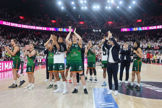Das Team der Gladiators Trier nach dem Spiel, GER, FC Bayern Basketball vs. Vet Concept Gladiators Trier, Basketball, easycredit Basketball Bundesliga, Playoffs, Viertelfinale Saison 2025 2026, 17.05.2026, GER, FC Bayern Basketball vs. Vet Concept Gladiators Trier, Basketball, easycredit Basketball Bundesliga, Playoffs, Viertelfinale Saison 2025 2026, 17.05.2026 Muenchen Copyright: xEibner-Pressefoto JennixMaulx EP_JML