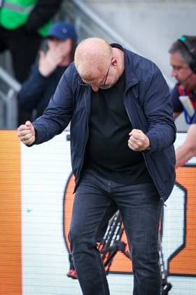 Abpfiff - Cheftrainer Heiko Vogel (Spvgg Greuther Fuerth) jubelt ueber das Erreichen des Relegationsplatzes seiner Mannschaft, Emotion, Freude, SpVgg Greuther Fuerth vs. Fortuna Duesseldorf, Fussball, Maenner, 2. Bundesliga, DFL, Saison 2025 2026, 34. Spieltag, Rueckrunde, 17.05.2026 DFB regulations prohibit any use of photographs as image sequences and or quasi-video Fuerth Bayern Deutschland