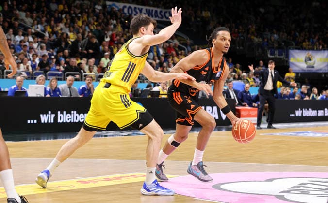 Jonas Mattisseck, Alonzo Verge am Ball Zweikampf Spielszene Aktion Basketball BBL Bundesliga Herren Play Off Viertelfinale Saison 2025 2026 17.05.2026 ALBA Berlin vs SC Rasta Vechta