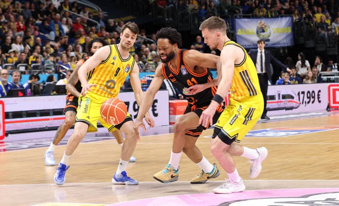 Jonas Mattisseck, Lloyd Pandi am Ball, Martin Hermannsson Zweikampf Spielszene Aktion Basketball BBL Bundesliga Herren Play Off Viertelfinale Saison 2025 2026 17.05.2026 ALBA Berlin vs SC Rasta Vechta