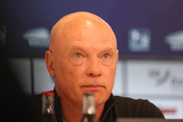 Uwe Roesler (VfL Bochum, Chef-Trainer) findet nette Worte fuer Christian Eichner (Karlsruher SC, Chef-Trainer), Karlsruher SC vs. VfL Bochum, 2. Bundesliga, 34. Spieltag, 2025 2026, 17.05.2026, DFL REGULATIONS PROHIBIT ANY USE OF PHOTOGRAPHS AS IMAGE SEQUENCES AND OR QUASI-VIDEO, Karlsruher SC vs. VfL Bochum, 2. Bundesliga, 34. Spieltag, 2025 2026, 17.05.2026 Karlsruhe