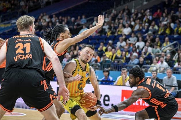 17.05.2026, xlakx, Basketball easyCredit BBL Bundesliga Playoffs, Alba Berlin - SC Rasta Vechta v.l. Martin Hermannsson (Alba Berlin), TJ Bamba (Rasta Vechta) Zweikampf, Duell, Kampf, tackle Berlin