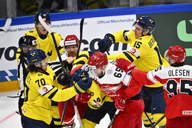 Sport Bilder des Tages FRIBOURG, SCHWEIZ 20260517 Sveriges 70 Oskar Sundqvist i slagsmal med Danmarks 65 Christian Wejse och 95 Nick Olesen, alla tre blev utvisade för roughing under söndagens match i ishockey-VM mellan Danmark och Sverige pa BCF Arena, Fribourg i Schweiz. *** Bilden ingar i SPORTPAKET. För övriga BETALBILD*** FRIBOURG SCHWEIZ x10040x *** FRIBOURG, SWITZERLAND 20260517 Swedens 70 Oskar Sundqvist in a fight with Denmarks 65 Christian Wejse and 95 Nick Olesen, all three were sent off for roughing during Sundays ice hockey World Cup match between Denmark and Sweden at the BCF Arena, Fribourg in Switzerland Picture in SPORTPAKET For others PAYPICTURE FRIBOURG SWITZERLAND x10040x  Copyright: xAndersxWiklund TTx ISHOCKEY-VM 2026 DANMARK-SVERIGE