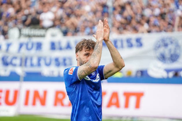 17.05.2026, xdaymx, Fussball 2.Bundesliga, Karlsruher SC - VfL Bochum, Fabian Schleusener (Karlsruher SC) bedankt sich bei den Fans nach seinem letzten Spiel für den KSC. DFL DFB REGULATIONS PROHIBIT ANY USE OF PHOTOGRAPHS as IMAGE SEQUENCES and or QUASI-VIDEO) Karlsruhe