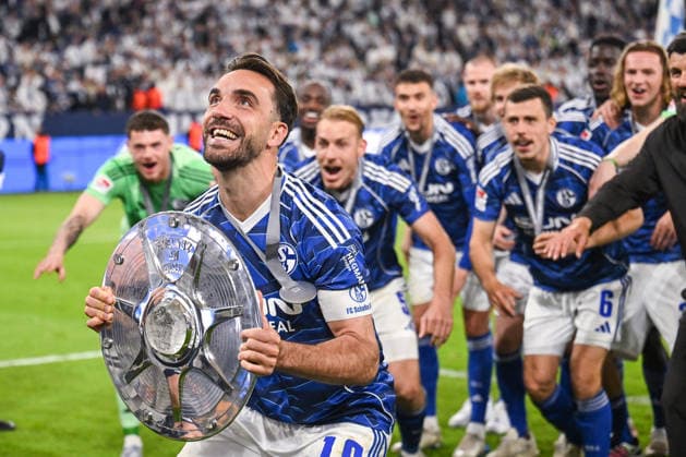 17.05.2026, Fussball, 2. Bundesliga, Saison 2025 2026, 34. Spieltag, FC Schalke 04 - Eintracht Braunschweig, Meisterfeier FC Schalke 04 2. Bundesliga, Kenan Karaman (FC Schalke 04) mit der Meisterschale, xRHR-FOTO YYx *** 17 05 2026, Football, 2 Bundesliga, Season 2025 2026, 34 Matchday, FC Schalke 04 Eintracht Braunschweig, Championship celebration FC Schalke 04 2 Bundesliga, Kenan Karaman FC Schalke 04 with the championship trophy, xRHR PHOTO YYx Copyright: KROEGER RHR-FOTOx RHR-FOTO YY